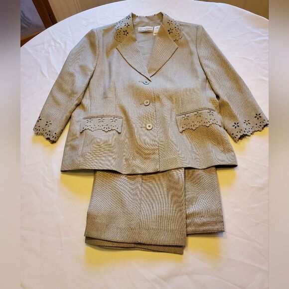 Alfred Dunner Ladies Petite Suit in Light Gray Jacket Size 10P Pants Size 12P - Picture 1 of 15
